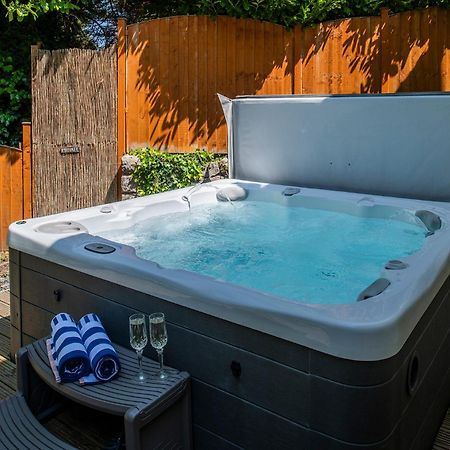 The Coachhouse - Cottage With Private Hot Tub Colwyn Bay Bagian luar foto