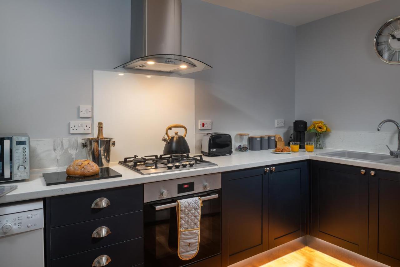 The Coachhouse - Cottage With Private Hot Tub Colwyn Bay Bagian luar foto