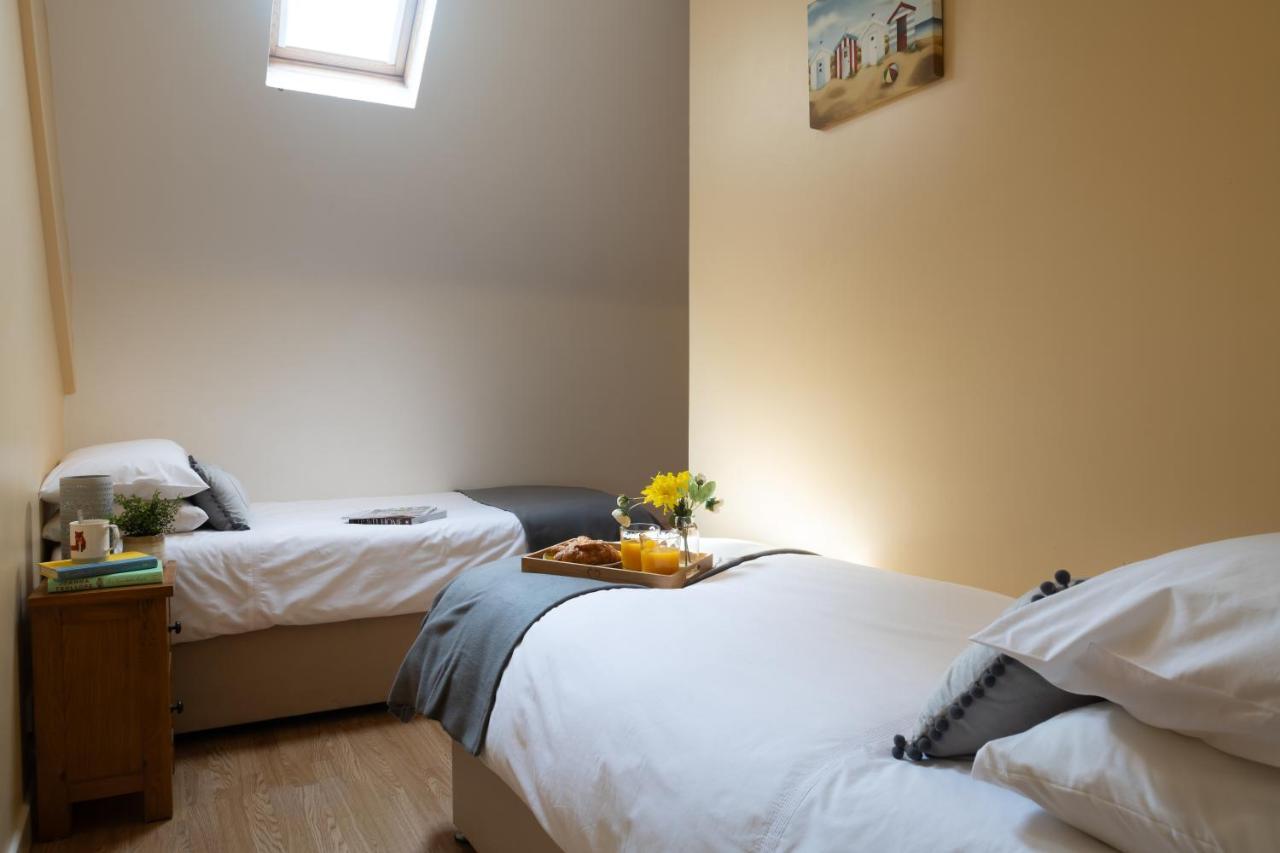 The Coachhouse - Cottage With Private Hot Tub Colwyn Bay Bagian luar foto