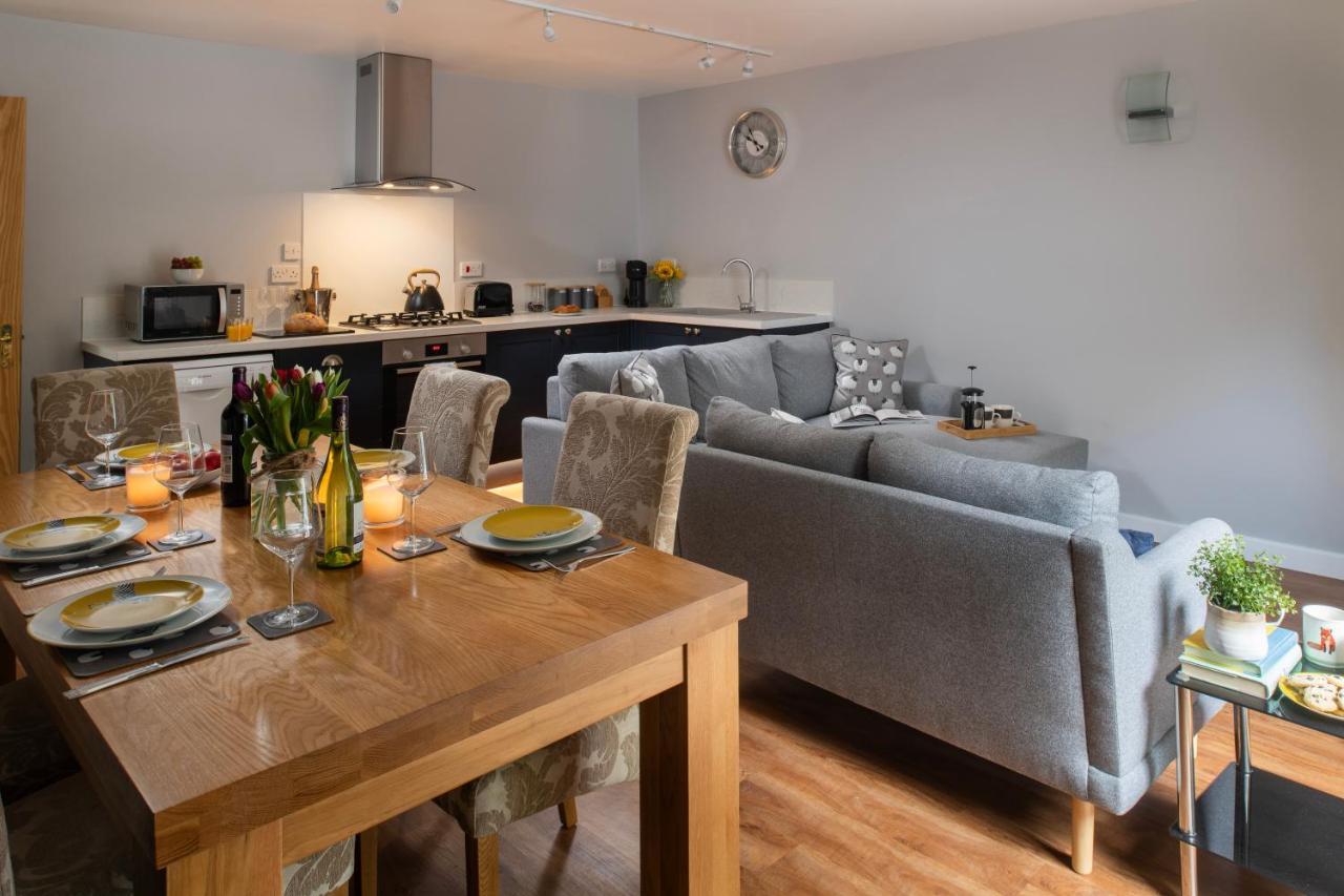 The Coachhouse - Cottage With Private Hot Tub Colwyn Bay Bagian luar foto
