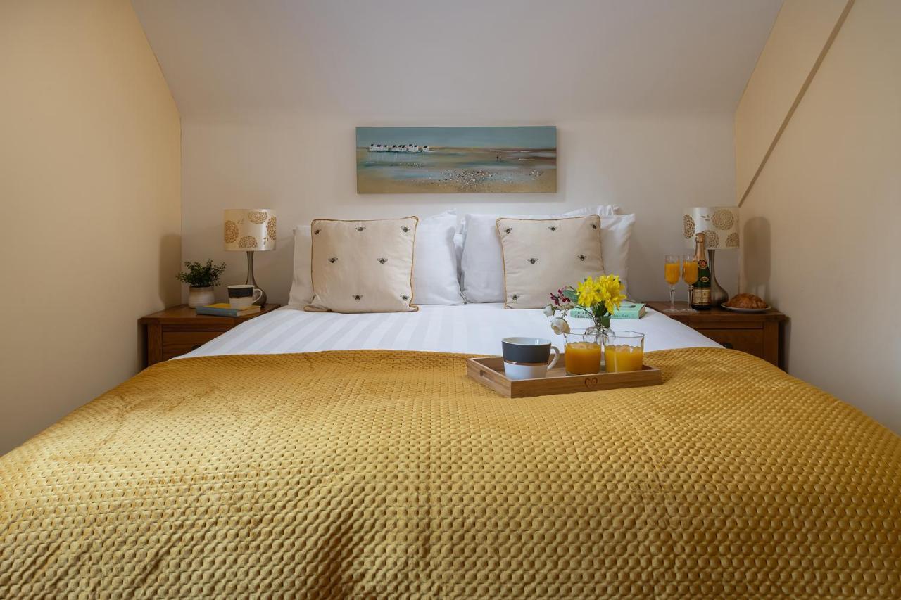 The Coachhouse - Cottage With Private Hot Tub Colwyn Bay Bagian luar foto
