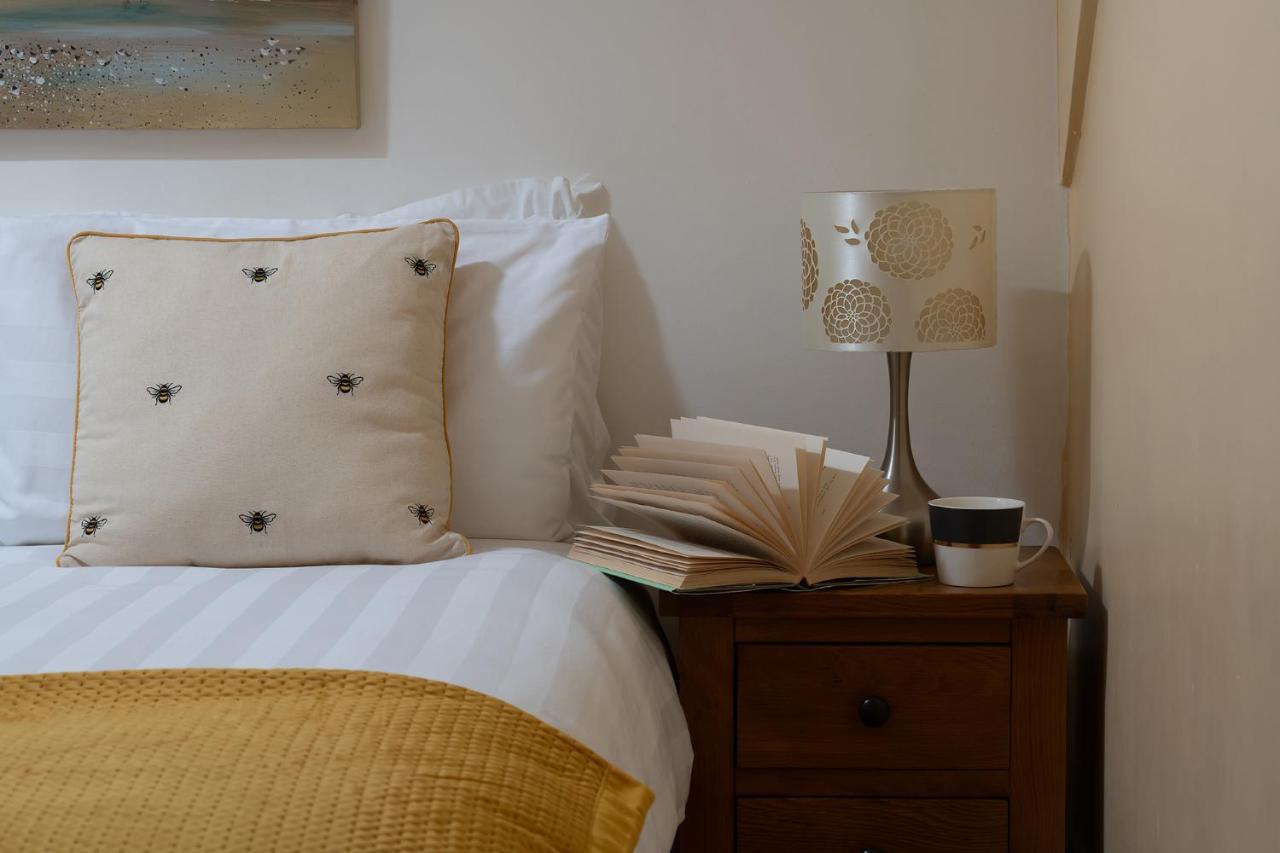 The Coachhouse - Cottage With Private Hot Tub Colwyn Bay Bagian luar foto