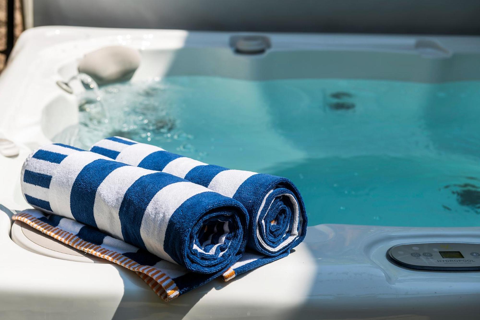 The Coachhouse - Cottage With Private Hot Tub Colwyn Bay Bagian luar foto