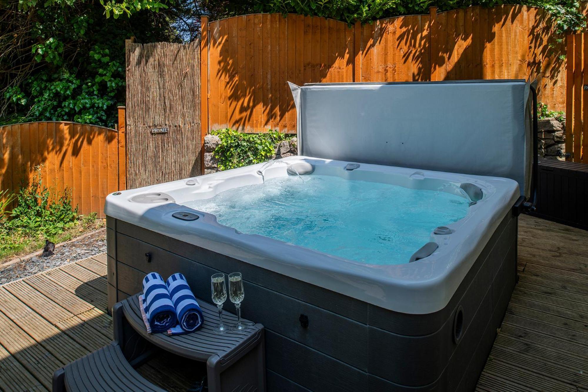 The Coachhouse - Cottage With Private Hot Tub Colwyn Bay Bagian luar foto