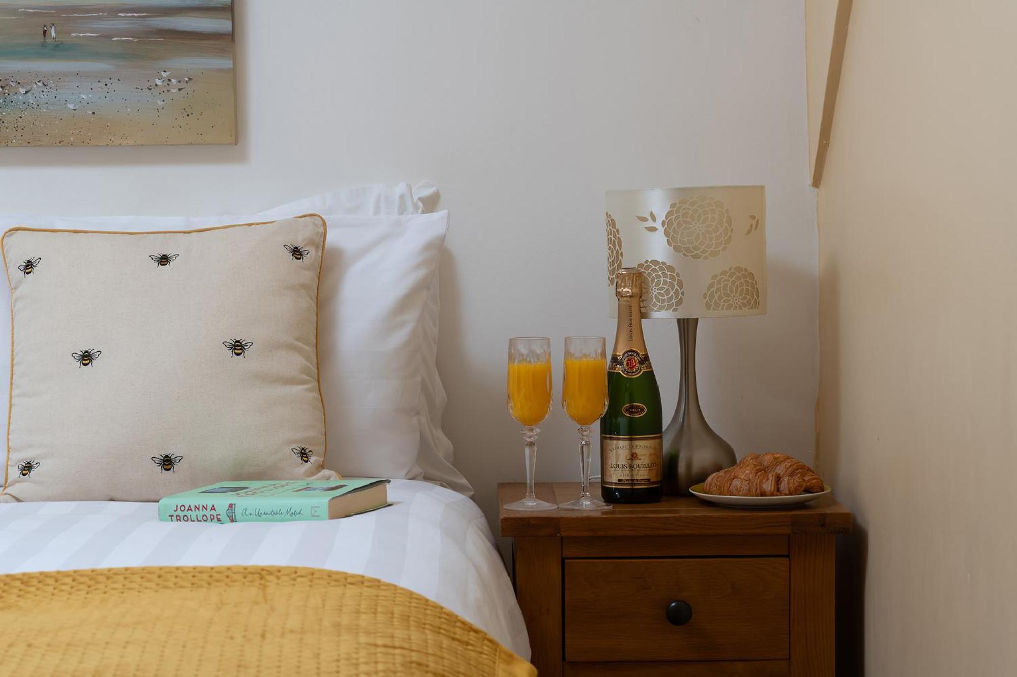 The Coachhouse - Cottage With Private Hot Tub Colwyn Bay Bagian luar foto