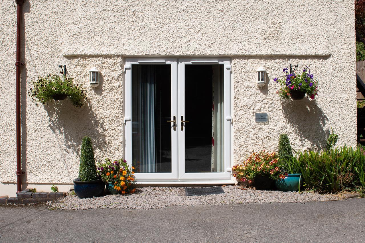 The Coachhouse - Cottage With Private Hot Tub Colwyn Bay Bagian luar foto